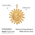 Detailansicht eines goldenen Sonnenanhängers mit Hammerschlag-Textur und 18K-Vergoldung - Strahlende Sonne (YYAC025063)