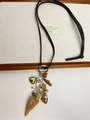 Collana lunga bohémien con cordino in pelle, ciondoli a cuore e pendente in legno unico - Ciondolo Simil Avorio-Cordino in Pelle Marrone Scuro
