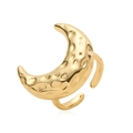 Detalle del anillo de media luna chapado en oro de 18K con textura martillada y banda abierta - Anillo Luna Martillado Textura Dorada