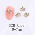 Détails macro de bijoux d'ongles couronne dorée avec strass 9x7mm pour manucure créative - Style de Couronne (AH38)