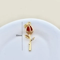 Vue détaillée d'un pendentif rose dorée de 30mm avec pierre rouge et accents de zircon - Or-Rose Rouge