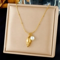 Detail van gouden schelp en witte parel hanger aan een stijlvolle bamboe ketting - Wulst Met Parel Ontwerp (N3469)