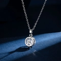 Elegante Eiffelturm-Halskette mit funkelndem Zirkonia auf einem dunkelblauen Hintergrund - Silber