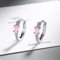 Pendientes de aro huggie de plata con circón ovalado rosa y detalles brillantes - Circonita Rosa