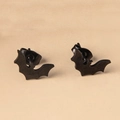 Gros plan de boucles d'oreilles chauve-souris noir mat pour Halloween sur fond brun - Stud boucles d'oreilles / Noir