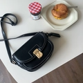 Detalle de bolso de silla negro con costuras blancas en contraste y cierre dorado - Negro