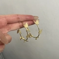 Goldene Schmetterlings-Ohrringe mit matten Flügeln und minimalistischem Metall-Creolen - 3D Schmetterling Großer Reifen