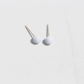 Par de pendientes de bola minimalistas en plata esterlina S925 color azul gris claro - Blanco