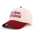 Detalle del bordado Sorry About My Husband en gorra trucker beige y granate - Beige/Burdeos