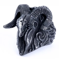 Anello gotico con testa di ariete nero lucido con corna testurizzate e croce incisa - US 7 / Nero galvanizzato