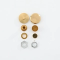 Kit de agujas de nogal con cilindros de latón y tuercas hexagonales sobre fondo blanco puro - Dorado