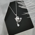 Collana luna e stella in argento con perla e gemma a goccia su espositore nero - Collana con Perle Stella Luna - Argento