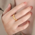 Anillo chapado en oro con corazones sólidos conectados, mostrado puesto en el dedo - Talla US 7 (Abierta No Ajustable) / Dorado