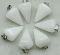 Vue détaillée des pendentifs en pierre de cristal blanc avec fermoirs argentés en forme de cône - Pendentif Seul (Sans Chaîne) (Cristal de Roche) / Cristal blanc