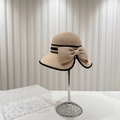 Elegante cappello di paglia beige con striscia nera e fiocco su supporto in metallo - Taglia unica / Beige