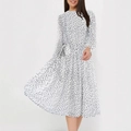 Robe élégante blanche à manches longues avec pois noirs et ceinture en tissu mousseline - XS / Pois Blancs
