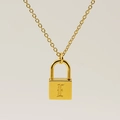 Collier doré avec pendentif cadenas carré orné d'une gravure de lettre gothique F stylisée - Style Lettre E