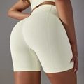 Vista posteriore dei pantaloncini yoga senza cuciture a vita alta con trama a nido d'ape - S / Bianco