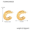 Dettaglio macro degli orecchini geometrici a cerchio in acciaio al titanio placcato oro - Oro