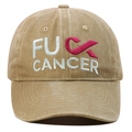 Dettaglio del ricamo Fuck Cancer e nastro rosa sul cappello in cotone lavato kaki - Cachi