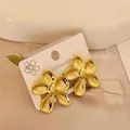 Polierte goldene Blumenstecker-Ohrringe aus hochwertigem rostfreiem Edelstahl - Gold Kleine Blume (19)