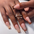 Unghie finte french marroni e nude lucide con anello a farfalla dorato e strass - Stile Colla (JP2919)