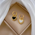 Orecchini a cuore minimalisti in acciaio al titanio con ciondoli neri e bianchi - Acciaio al titanio / Oro
