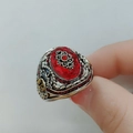 Vintage Herrenring in Silber mit ovalem rubinrotem Stein und Ornament-Gravur - US 7 / Vintage Silber Ovaler Roter Edelstein (AJZ3844 Rot)