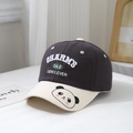 Détail des lettres brodées et de l'imprimé panda sur la casquette bicolore en coton - 52cm (2-5 Ans) / Gris foncé