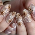 Elegante nude 3D bloemen plaknagels met champagne gouden parels en reliëfbloemen - Lijm Stijl (JP3314)