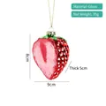 Ornement de Noël fraise en verre avec dimensions 8x9cm sur fond blanc épuré - Fraise