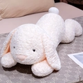 Groot wit knuffelkonijn met hangoren van zachte langharige pluche op een bed - 65cm / Wit