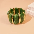 Détail des blocs de résine marbre vert et colonnes dorées sur le bracelet élastique - Vert clair