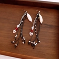 Pendientes de borla larga con cadenas plateadas, colgantes blancos y detalle de corazón - Estilo Borla Negro Blanco Rojo Plata con Pin de Plata