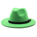 Dettaglio di un cappello fedora verde a tesa larga con nastro nero e fibbia in metallo dorato - M (56-58cm) / Verde Erba