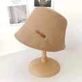 Sombrero de pescador caqui en algodón con etiqueta de cuero en un soporte de madera - M (56-58cm) / Caqui