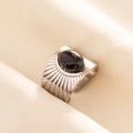Detalle macro de un anillo ancho vintage de acero inoxidable con piedra de mármol negro - Patrón de Mármol Negro / Plata-Negro