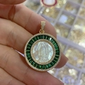 Détail macro du pendentif Vierge Marie dorée avec pierres rectangulaires vertes et blanches - 26mm / Vert