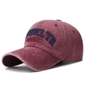 Berretto vintage in cotone bordeaux lavato con ricamo blu Brooklyn 1947 - Regolabile / Borgogna