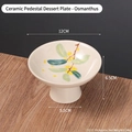 Piatto per snack in ceramica con piedistallo, motivo di osmanto e finitura craquelé - Motivo Osmanthus-Beige Chiaro