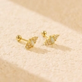 Elegante orecchino a bottone in argento S925 dorato con opale bianco e zirconi - Argento 925 / Oro