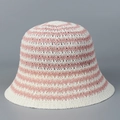 Dettaglio del cappello alla pescatora a righe rosa e bianche con trama traforata - M (56-58cm) / Rosa