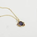 Collar de cadena dorada con colgante ovalado de piedra púrpura y gemas de colores - Morado