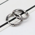 Boucles d'oreilles créoles en acier argenté avec une rangée de zircons sertis canal - Couleur Acier 1.6*6mm Pièce Unique