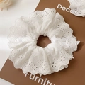 Elegante witte kanten bloemen scrunchie met opengewerkt patroon op vintage boekachtergrond - #1 Zuiver Witte Geborduurde Kanten Haarelastiek