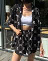 Detailansicht des Gothic-Buchstaben-Prints am schwarz-weißen Hemd und Shorts für Damen - S / Schwarz