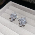 Dettaglio di orecchini a fiore in argento con zirconi su scatola porta gioie grigia - Stile Fiore a Cinque Petali in Zircone Marquise (3#耳骨夹-银色)