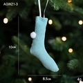 Mini calza di Natale in maglia azzurra con pompon bianco appesa all'albero di Natale - Blu