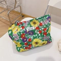 Dettaglio della trousse in cotone a fiori con stampa fragola ed etichetta tessuta - Foglie Verdi Fiori Gialli