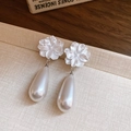 Elegante weiße Blumenohrringe mit Tropfenperlen für einen schicken Retro-Look - Silberohrring Post Französischer Retro Blumen Wassertropfen Perlenstil
